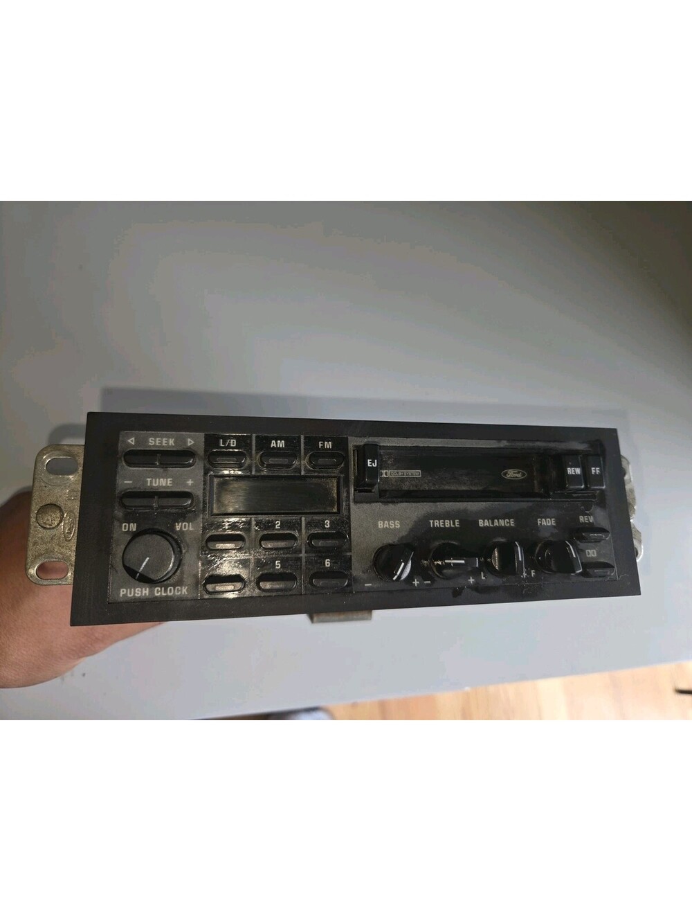 87-89 FORD F250 AM FM CASSETTE PLAYER RADIO STEREO RECEIVER ID E67F19B132BB